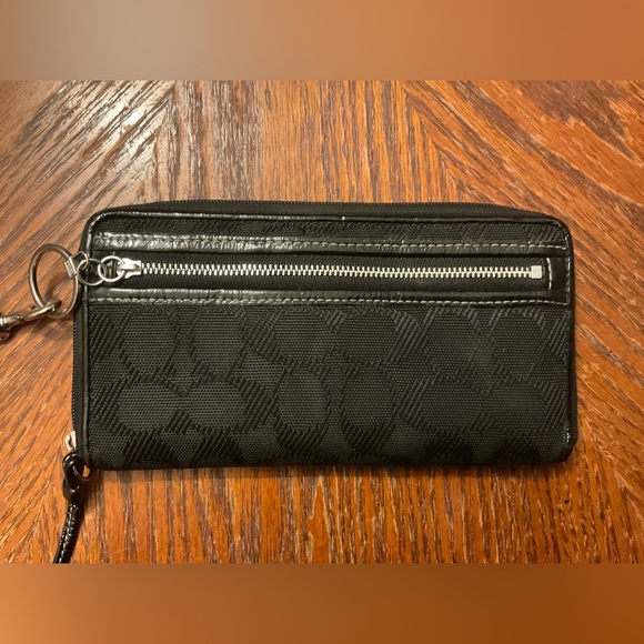 Attractive Classic Coach Silver Hoop & Hardware Zipper Wristlet Wallet! - Picture 2 of 16